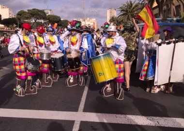Las Palmas, İspanya - 29 Şubat 2020: Las Palmas de Gran Canaria 'yı geçen ana karnaval geçidine müzik ve dans toplulukları, mırıltılar ve karşılaştırmalar katılın