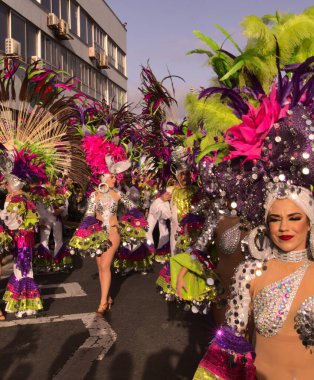 Las Palmas, İspanya - 29 Şubat 2020: Las Palmas de Gran Canaria 'yı geçen ana karnaval geçidine müzik ve dans toplulukları, mırıltılar ve karşılaştırmalar katılın