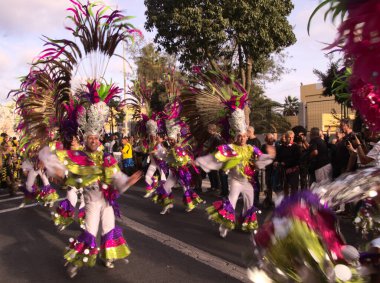 Las Palmas, İspanya - 29 Şubat 2020: Las Palmas de Gran Canaria 'yı geçen ana karnaval geçidine müzik ve dans toplulukları, mırıltılar ve karşılaştırmalar katılın