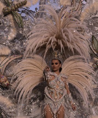 Las Palmas, İspanya - 29 Şubat 2020: Karnaval Kraliçesi Las Palmas de Gran Canaria 'yı geçerken ana karnaval geçidine başkanlık ediyor