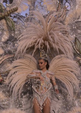 Las Palmas, İspanya - 29 Şubat 2020: Karnaval Kraliçesi Las Palmas de Gran Canaria 'yı geçerken ana karnaval geçidine başkanlık ediyor