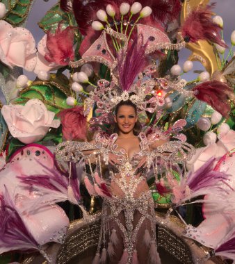 Las Palmas, İspanya - 29 Şubat 2020: Karnaval Hatunları Las Palmas de Gran Canaria şehrinden geçerken Kraliçe 'ye eşlik ederler.