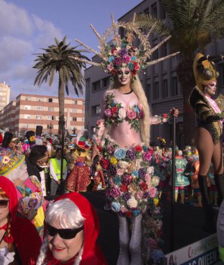 Las Palmas, İspanya - 29 Şubat 2020: Drag Queens Las Palmas de Gran Canaria 'yı geçerken ana karnaval geçidine katılıyor