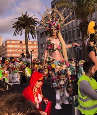 Las Palmas, İspanya - 29 Şubat 2020: Drag Queens Las Palmas de Gran Canaria 'yı geçerken ana karnaval geçidine katılıyor