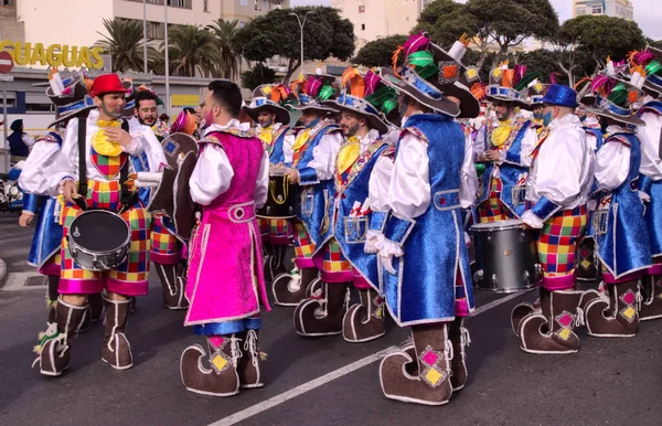 西班牙拉斯帕尔马斯 2020年2月29日 音乐和舞蹈团 杂技团 杂技团和比较团参加了穿过大加那利群岛拉斯帕尔马斯市的主要狂欢节游行 — 图库照片