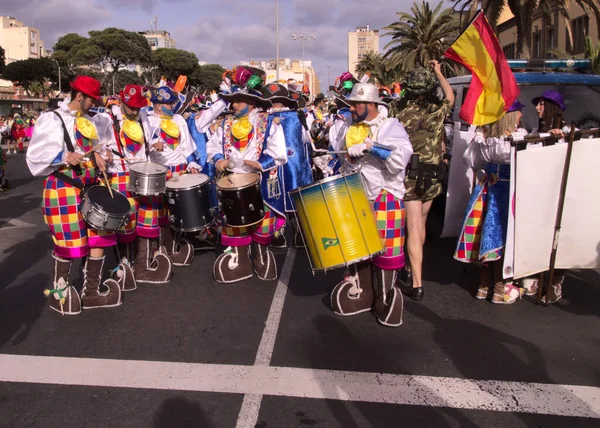 西班牙拉斯帕尔马斯 2020年2月29日 音乐和舞蹈团 杂技团 杂技团和比较团参加了穿过大加那利群岛拉斯帕尔马斯市的主要狂欢节游行 — 图库照片