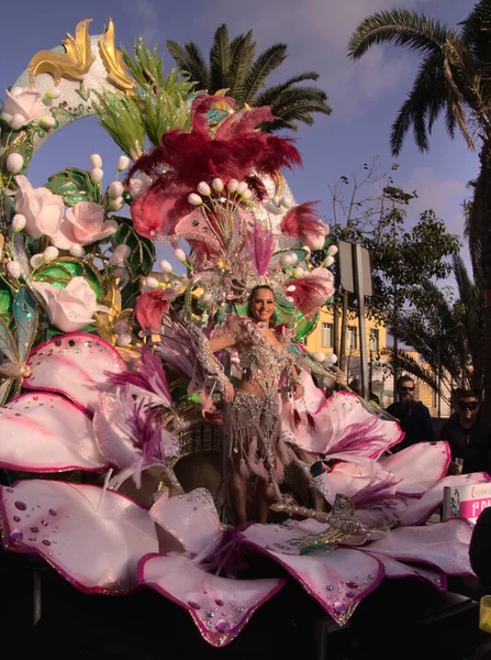 Las Palmas Spanien Februar 2020 Karnevalsdamen Begleiten Die Königin Beim — Stockfoto