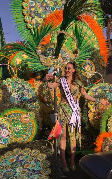 Las Palmas Espanha Fevereiro 2020 Carnaval Damas Acompanham Rainha Desfile — Fotografia de Stock