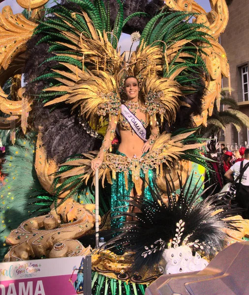Las Palmas Spanje Februari 2020 Carnavalsdames Begeleiden Koningin Belangrijkste Carnavalsoptocht — Stockfoto