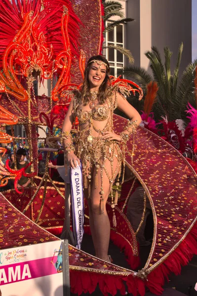 Las Palmas Spanje Februari 2020 Carnavalsdames Begeleiden Koningin Belangrijkste Carnavalsoptocht — Stockfoto
