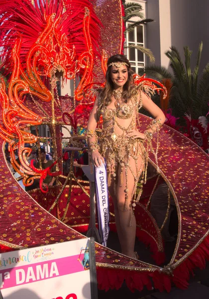 Las Palmas Spanien Februar 2020 Karnevalsdamen Begleiten Die Königin Beim — Stockfoto