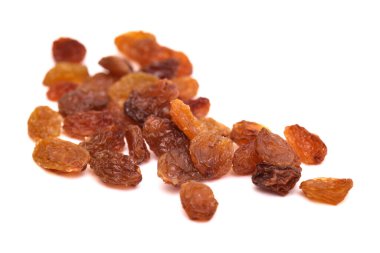 Kahverengi sultana üzümleri beyaz arka planda izole edilmiş 