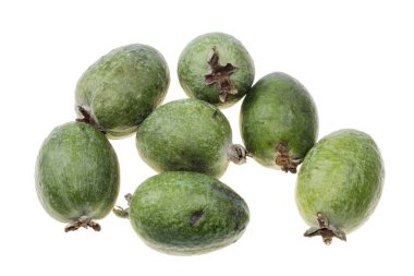 Beyaz bir arka plan üzerinde olgunlaşmış feijoa meyve                                           