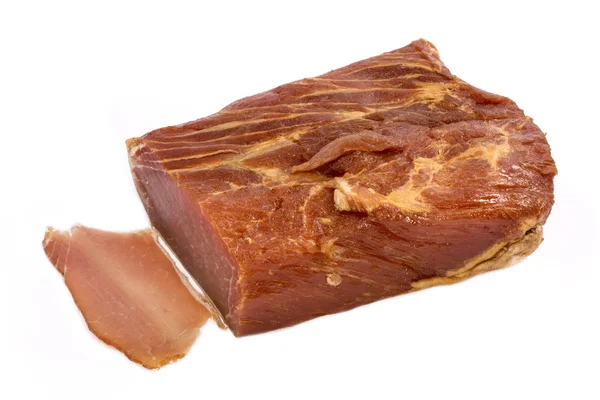 Pedaço de carne defumada em um fundo branco — Fotografia de Stock