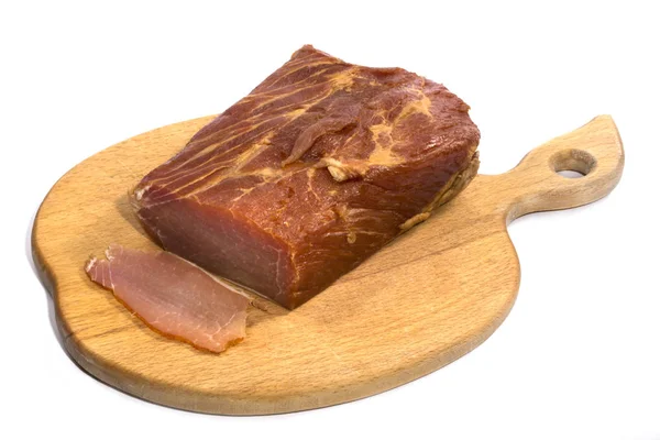 Carne fumada em uma placa de cozinha em um fundo branco — Fotografia de Stock