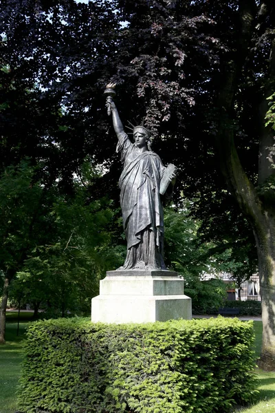 A copy of the statue of Liberty in the Luxembourg Gardens in Paris — Stock Photo, Image