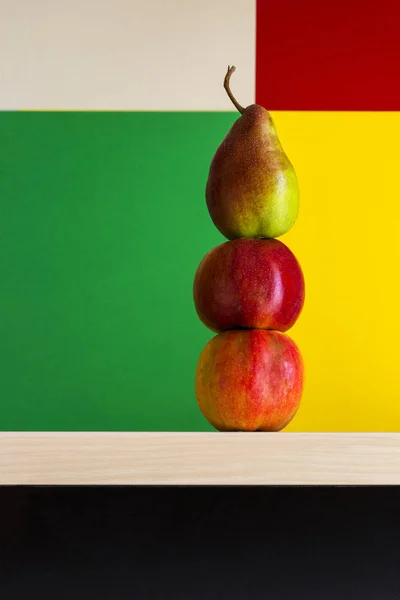 Натюрморт с яблоками и грушами на цветном фоне — стоковое фото
