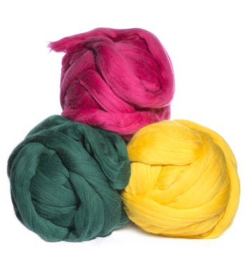 Merinos yün yeşil, pembe ve sarı renk beyaz zemin üzerinde üç skeins