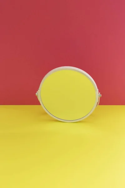 Абстрактный натюрморт с зеркалом на красочном фоне — стоковое фото