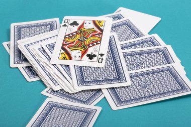 Bir kaç oyun kartları yeşil bir arka plan üzerinde dağınık.