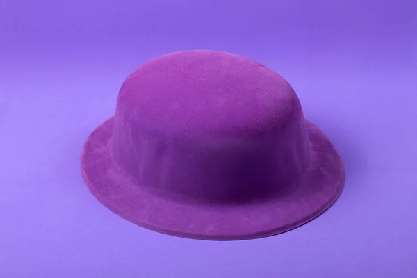 Καπέλο μωβ σε μοβ φόντο — Φωτογραφία Αρχείου