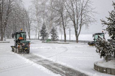 Şiddetli kar yağışında kasabada kar temizleme otobüsleri