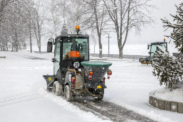 Bus de nettoyage de neige en ville lors de fortes chutes de neige — Photo