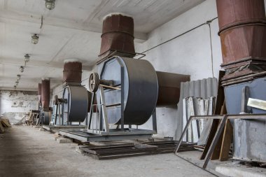 Eski bir hava işleme aygıtları ile bir havalandırma odası