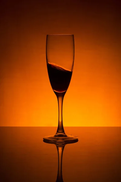 Zátiší s vínem skla a šplouchání — Stock fotografie
