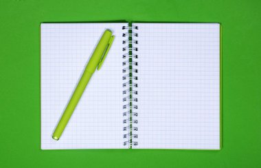 Açık not defteri ve kalem renkli bir arka plan üzerinde 