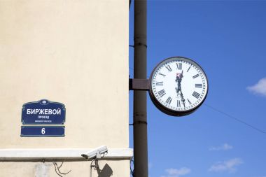 Bina cephesinde saat Saint Petersburg, Rusya, Mayıs 03, 2017:Address plaka ve duvar. St. Petersburg