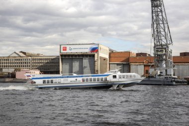 Saint Petersburg, Rusya, 03 Mayıs 2017: gemi Neva nehir boyunca hareket ediyor