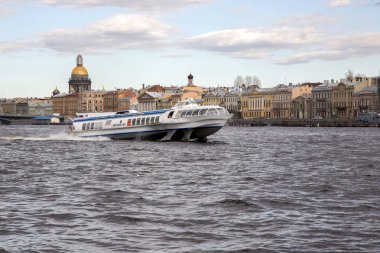 Saint Petersburg, Rusya, 03 Mayıs 2017: gemi Neva nehir boyunca hareket ediyor