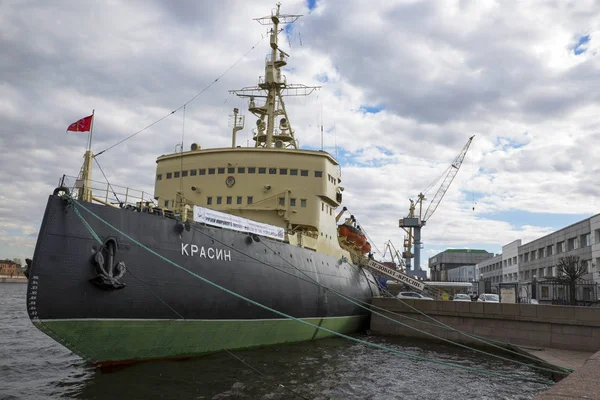 Petrohrad, Rusko, květen 03, 2017:Ship-muzeum ledy "Krasin" na nábřeží na nábřeží — Stock fotografie