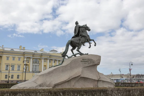 San Petersburgo, Rusia, 04 de mayo de 2017: Monumento al emperador Pedro Magno — Foto de Stock