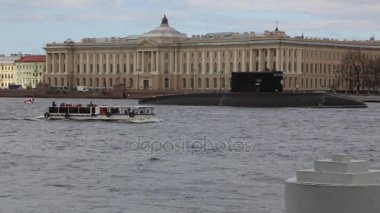 Saint Petersburg, Rusya, 04 Mayıs 2017: yolcu gemisi denizaltı arka planda Neva Nehri boyunca hareket ediyor