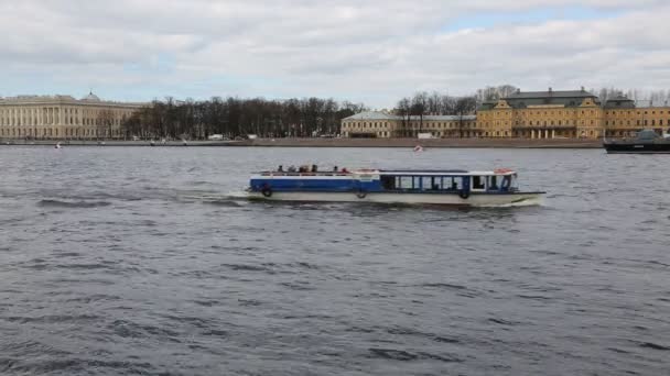 Saint petersburg, russland, 04. Mai 2017: Passagier-Dampfschiff bewegt sich auf der Newa. — Stockvideo