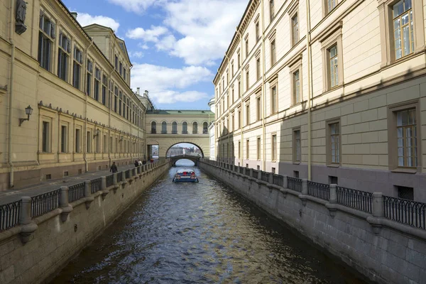 San Petersburgo, Rusia, 04 de mayo de 2017: Canal de la ranura de invierno en San Petersburgo — Foto de Stock