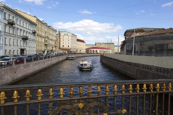 Sankt Petersburg, Ryssland, may 04, 2017:Embankment av floden Moika i St. Petersburg. Vy från bron Great stabil. — Stockfoto