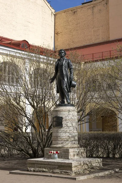 Monumen untuk A.S. Pushkin di halaman bangunan dengan sebuah museum di St. Petersburg . — Stok Foto