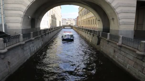 Statek wycieczkowy na kanału rowka Zima w Sankt Petersburgu — Wideo stockowe