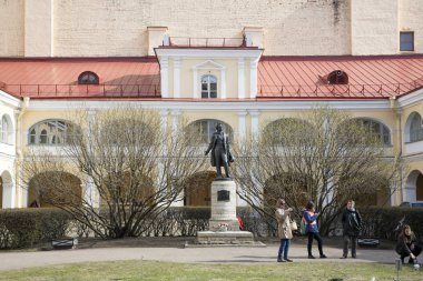 Binanın avlusunda a.ş. Puşkin Müzesi daire, St. Petersburg ile anıt.