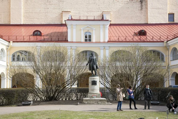 Monument til A.S. Pushkin på gårdsplassen til bygningen med en museumsleilighet i St. Petersburg . – stockfoto