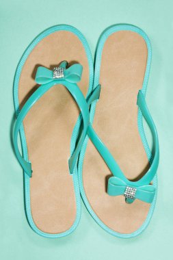 Kadın yaz sandalet yeşil bir arka plan üzerinde