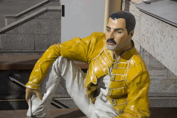 Freddie Mercury figuur bij de ingang van het rock café in Sint-Petersburg — Stockfoto