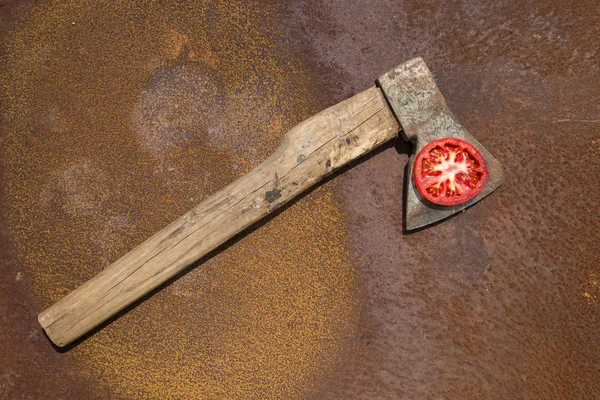 完熟トマトのスライスが付いている古い斧 — ストック写真
