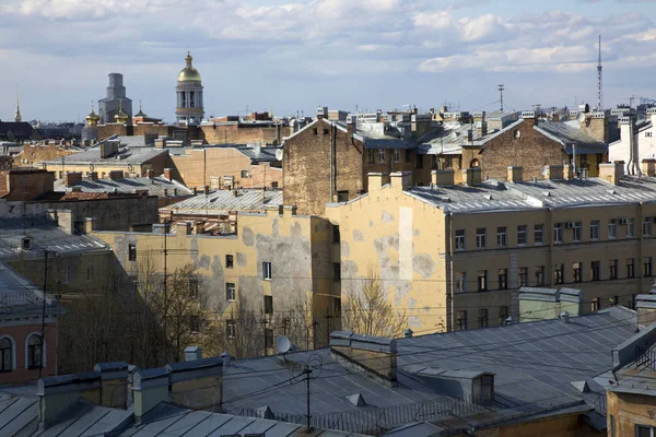 Utsikt över takåsarna i St. Petersburg — Stockfoto