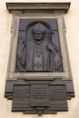 Kutsal bakire Meryem Lviv Roma Katolik Kilisesi'nin varsayımı katedral Ioan Paul II ziyareti anısına anıt plaket.