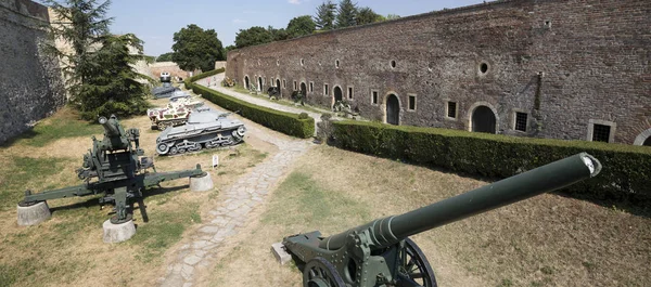 Muzeum výzbroje pod širým nebem v pevnosti Bělehrad, Srbsko. — Stock fotografie