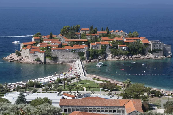 Sveti Stefan szigetén a tengerparton, az Adriai-tenger montenegrói — Stock Fotó